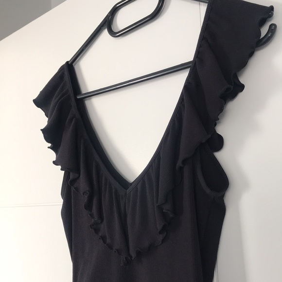 Black Ruffled V-neck Bodysuit | Aritizia | small - Picture 7 of 9